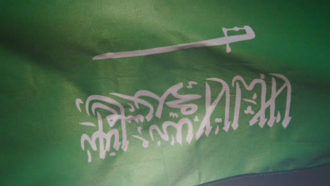 Nahaufnahme-Studioaufnahme-Der-Saudi-arabischen-Flagge,-Die-Den-Füllrahmen-Fliegt