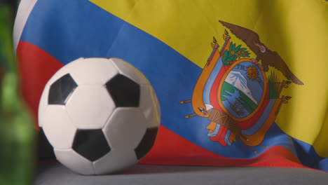 Bandera-De-Ecuador-Sobre-Un-Sofá-En-Casa-Con-Fútbol-Listo-Para-El-Partido-En-Tv-2