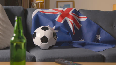 Flagge-Von-Neuseeland-Zu-Hause-über-Sofa-Drapiert,-Fußball-Bereit-Für-Spiel-Auf-Tv-1