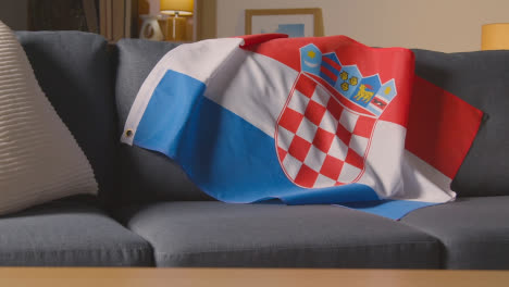 Bandera-De-Croacia-Sobre-Un-Sofá-En-Casa-Lista-Para-El-Partido-En-La-Televisión
