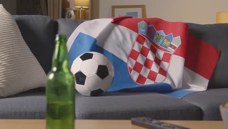 Bandera-De-Croacia-Sobre-Un-Sofá-En-Casa-Con-Fútbol-Listo-Para-El-Partido-En-La-Televisión