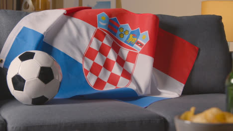 Bandera-De-Croacia-Sobre-Un-Sofá-En-Casa-Con-Fútbol-Listo-Para-El-Partido-En-Tv-1