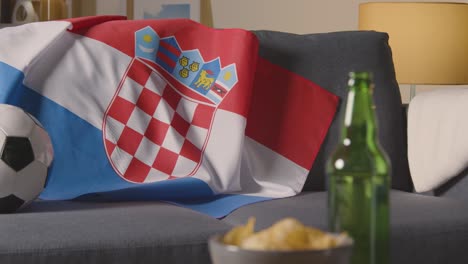 Bandera-De-Croacia-Sobre-Un-Sofá-En-Casa-Con-Fútbol-Listo-Para-El-Partido-En-Tv-1