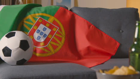 Bandera-De-Portugal-Sobre-Un-Sofá-En-Casa-Con-Fútbol-Listo-Para-El-Partido-En-Tv-2