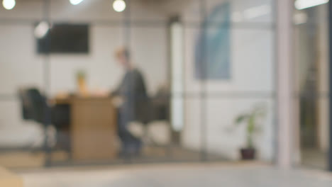 Defocused-Background-Shot-Of-Businesspeople-At-Work-In-Office