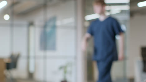 Defokussierte-Hintergrundaufnahme-Von-Arzt-Und-Krankenschwester-In-Scrubs,-Die-Im-Krankenhaus-Arbeiten