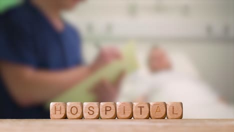 Concepto-Médico-Con-Cubos-De-Letras-De-Madera-O-Hospital-De-Ortografía-De-Dados-Contra-El-Fondo-De-La-Enfermera-Hablando-Con-El-Paciente-En-La-Cama-Del-Hospital