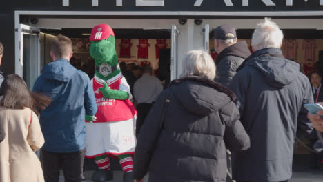 Club-Mascot-Outside-The-Emirates-Stadium-Home-Ground-Arsenal-Football-Club-London-With-Supporters-On-Match-Day-2