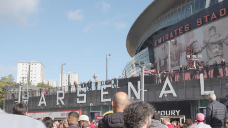 Exterior-Del-Emirates-Stadium-Home-Ground-Arsenal-Football-Club-Londres-Con-Seguidores-En-El-Día-11-Del-Partido