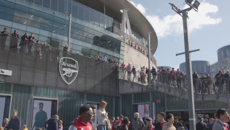 Außenansicht-Des-Emirates-Stadium-Home-Ground-Arsenal-Football-Club-London-Mit-Fans-Am-4.-Spieltag
