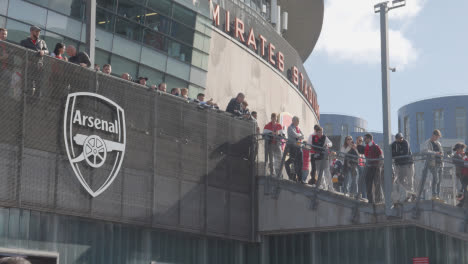 Außenansicht-Des-Emirates-Stadium-Home-Ground-Arsenal-Football-Club-London-Mit-Fans-Am-5.-Spieltag