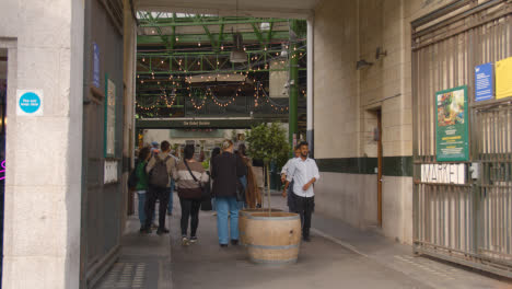 Eingang-Zum-Borough-Market-London-UK-Mit-Essensständen-Und-Touristischen-Besuchern