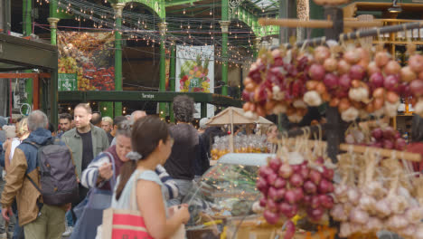Inside-Borough-Market-London-UK-Mit-Essensständen-Und-Touristischen-Besuchern-5