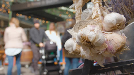 Close-Up-Of-Garlic-Bulbs-Inside-Borough-Market-London-UK-With-Food-Stalls-And-Tourist-Visitors-1