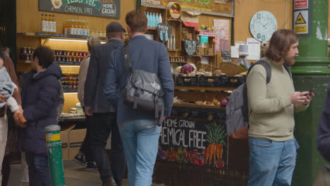 Inside-Borough-Market-London-UK-With-Food-Stalls-And-Tourist-Visitors-7