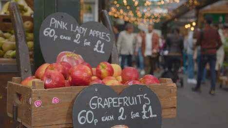 Stall-Selling-Fresh-Fruit-Inside-Borough-Market-London-UK-With-Tourist-Visitors