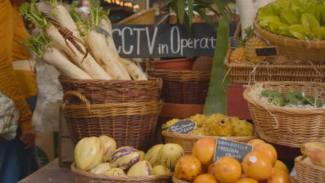 Puesto-De-Venta-De-Frutas-Y-Verduras-Frescas-Dentro-Del-Mercado-De-Borough,-Londres,-Reino-Unido-Con-Visitantes-Turísticos