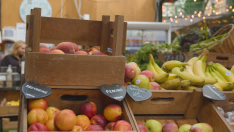 Verkaufsstand-Für-Frisches-Obst-Und-Gemüse-Im-Borough-Market-London-UK-Mit-Touristischen-Besuchern-1