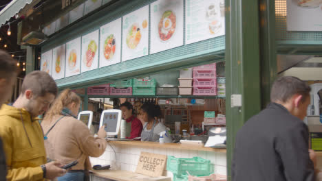Inside-Borough-Market-London-UK-Mit-Essensständen-Zum-Mitnehmen-Und-Touristischen-Besuchern
