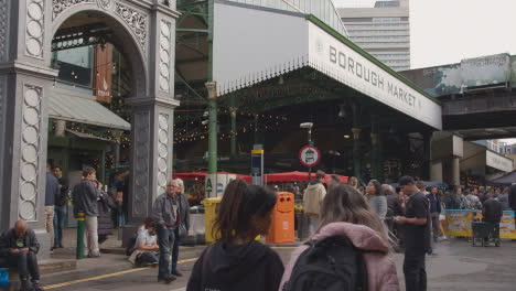 Entrance-To-Borough-Market-London-UK-With-Food-Stalls-And-Tourist-Visitors-9
