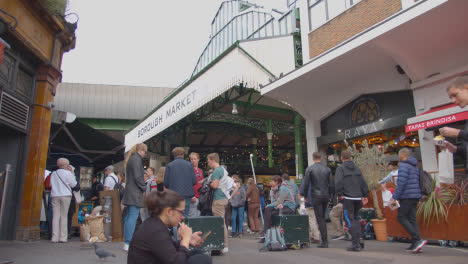 Entrance-To-Borough-Market-London-UK-With-Food-Stalls-And-Tourist-Visitors-4