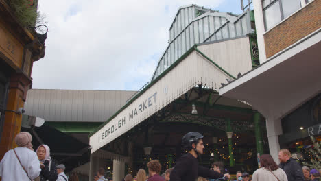 Eingang-Zum-Borough-Market-London-Uk-Mit-Essensständen-Und-Touristenbesuchern-5