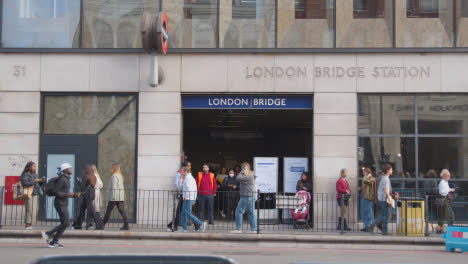 Cartel-En-La-Entrada-A-La-Estación-De-Metro-London-Bridge-Con-Turistas