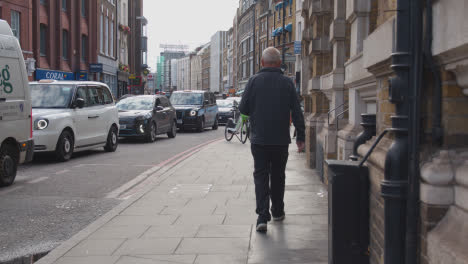 Zu-Fuß-Entlang-Der-Typischen-Belebten-Londoner-Straße-Mit-Fußgängern-Und-Verkehr