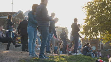 Menschen-Außerhalb-Des-Royal-Observatory-In-Greenwich-Park-London-Uk-Bei-Sonnenuntergang