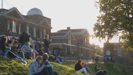 Gente-Fuera-Del-Observatorio-Real-En-Greenwich-Park,-Londres,-Reino-Unido-Al-Atardecer-2