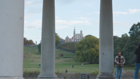 Blick-Auf-Das-Royal-Observatory-Im-Greenwich-Park-Durch-Die-Säulen-Des-Alten-Royal-Naval-College-1