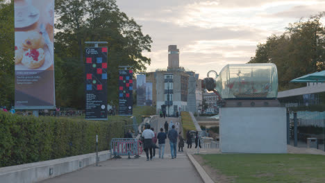 Entrance-To-Greenwich-Park-With-Tourists-At-Sunset