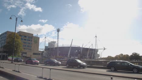 Exterior-Del-Estadio-Deportivo-Del-Principado-En-Cardiff-Gales-Con-Carretera-En-Primer-Plano