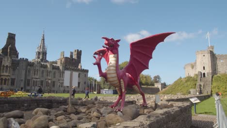 Modell-Des-Roten-Drachen-Außerhalb-Von-Cardiff-Castle-Wales