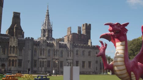 Modell-Des-Roten-Drachen-Außerhalb-Von-Cardiff-Castle-Wales-1