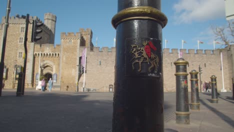 Poller-Mit-Ritter-Zu-Pferd-Außerhalb-Von-Cardiff-Castle-In-Wales-Mit-Touristen