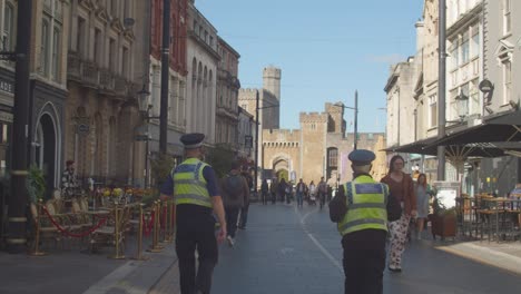 Blick-Entlang-Der-Fußgängerzone-Im-Stadtzentrum-In-Richtung-Cardiff-Castle