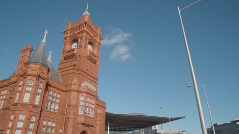 Äußeres-Des-Molenkopfes-Und-Der-Senedd-Gebäude-In-Cardiff,-Wales