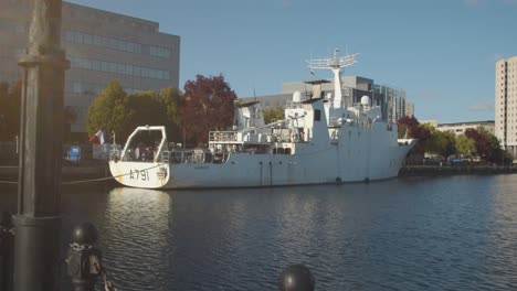 Arrastrero-De-Pesca-Amarrado-En-La-Bahía-De-Cardiff-Gales