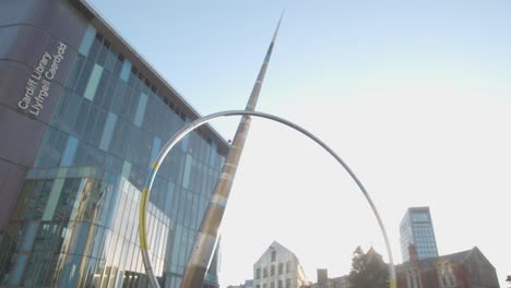 Außenseite-Der-Bibliothek-Von-Cardiff-In-Wales-Mit-Moderner-Architektur-Und-Skulptur-5