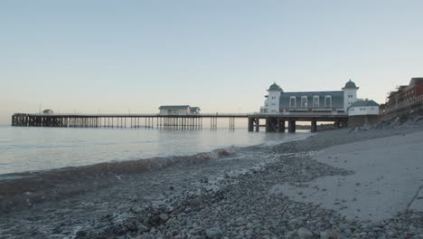 Muelle-De-Penarth-Y-Teatro-Pavilion-En-Gales-Al-Atardecer-Desde-La-Playa-1