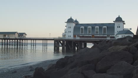 Muelle-De-Penarth-Y-Teatro-Pavilion-En-Gales-Al-Atardecer-Desde-La-Playa-2