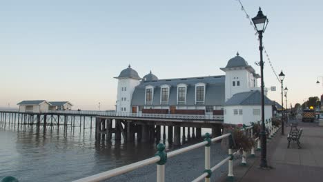 Penarth-Pier-And-Pavilion-Theatre-En-Gales-Al-Atardecer-Desde-El-Paseo-Marítimo