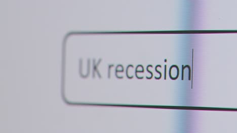 Nahaufnahme-Des-Bildschirms-Mit-Person,-Die-Britische-Rezession-In-Die-Computersuchmaschine-Eingibt