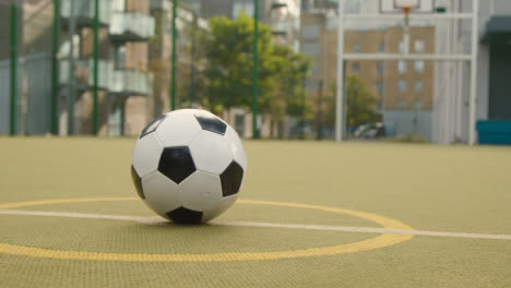 Junges-Paar-Kickt-Und-Reicht-Fußball-Auf-Künstlichem-Fußballplatz-Im-Urbanen-Stadtgebiet-2