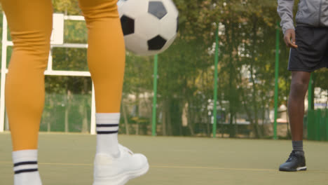 Jugadores-Jóvenes-Pateando-Y-Pasando-Fútbol-En-Un-Campo-De-Fútbol-Artificial-En-El-área-Urbana-De-La-Ciudad