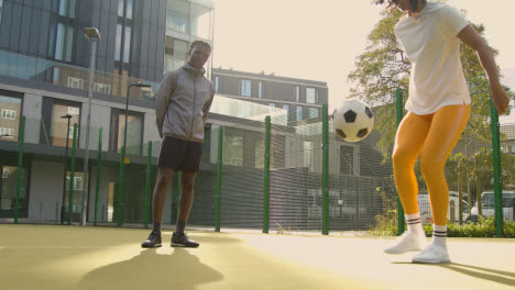 Junge-Spieler-Kicken-Und-Passen-Fußball-Auf-Künstlichem-Fußballplatz-Im-Städtischen-Stadtgebiet-2