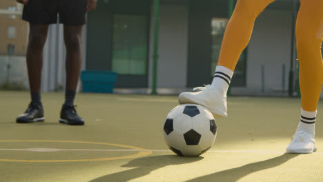 Jugadores-Masculinos-Y-Femeninos-Haciendo-Ejercicio-Y-Calentándose-En-Un-Campo-De-Fútbol-Artificial-En-El-área-Urbana-De-La-Ciudad