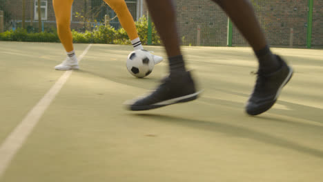 Jugadora-Pateando-Y-Pasando-Fútbol-En-Un-Campo-De-Fútbol-Artificial-En-El-área-Urbana-De-La-Ciudad