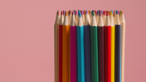 Foto-De-Estudio-De-Lápices-Multicolores-Sobre-Fondo-De-Color-Rosa